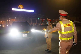 Cảnh sát giao thông tiến hành kiểm tra nồng độ cồn đối với tài xế tại cao tốc Pháp Vân-Cầu Giẽ. (Ảnh: Doãn Tấn/TTXVN)