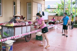 Người dân xã Nghi Phú, thành phố Vinh giữ khoảng cách, thực hiện nghiêm khuyến cáo 5K của Bộ Y tế khi đến mua lương thực, thực phẩm tại điểm bán hàng lưu động trên địa bàn. (Ảnh: Tá Chuyên/TTXVN)