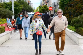 Người dân di dạo tại Arcachon, tây nam nước Pháp, ngày 19/5/2021. (Ảnh: AFP/TTXVN)