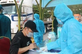 Người dân khai báo y tế tại chốt kiểm dịch COVID-19. (Ảnh: minh họa: Văn Dũng/TTXVN)