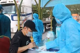 Người dân khai báo y tế tại chốt kiểm dịch COVID-19. (Ảnh: minh họa: Văn Dũng/TTXVN)