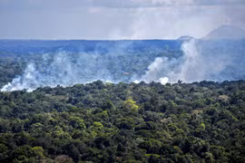 Khói bốc lên từ đám cháy rừng Amazon ở Oiapoque, bang Amapa, Brazil ngày 31/10/2020. (Ảnh: AFP/TTXVN)