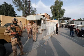 Lực lượng an ninh gác tại cổng bệnh viện Ibn Khatib ở thủ đô Baghdad, Iraq sau vụ hỏa hoạn ngày 25/4/2021. (Ảnh: AFP/TTXVN)