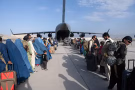 Máy bay quân sự của Mỹ hỗ trợ công tác sơ tán tại sân bay quốc tế Hamid Karzai, Afghanistan, ngày 24/8/2021. (Ảnh: AFP/TTXVN)