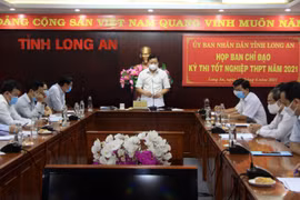 Ông Phạm Tấn Hòa, Phó Chủ tịch UBND tỉnh Long An chỉ đạo tại hội nghị về công tác chuẩn bị kỳ thi tốt nghiệp Trung học phổ thông năm 2021 tại địa bàn. (Ảnh: Đức Hạnh/TTXVN)