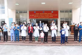Các y bác sỹ chúc mừng 27 bệnh nhân COVID-19 tại Hải Dương đã khỏi bệnh và được ra viện ngày 26/2. (Ảnh: Mạnh Minh/TTXVN)