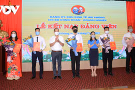 Lễ kết nạp Đảng viên của Chi bộ Công đoàn - Doanh nghiệp Khu kinh tế Hải Phòng tổ chức cuối tháng 7/2021 vừa qua. (Nguồn: VOV)