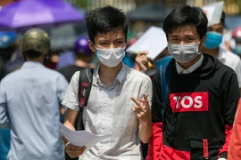 Thí sinh tỉnh Nghệ An kết thúc môn thi Ngữ Văn Kỳ thi tuyển sinh vào lớp 10 trong thời tiết nắng nóng. (Ảnh: Bích Huệ/TTXVN)