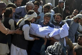 Đám tang một nạn nhân vụ đánh bom liều chết ở Thánh đường Hồi giáo thành phố Kandahar, Afghanistan, ngày 16/10/2021. (Ảnh: AFP/TTXVN)