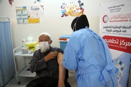 Tiêm chủng vaccine ngừa COVID-19 cho người dân tại Tripoli, Libya. (Ảnh: THX/TTXVN)