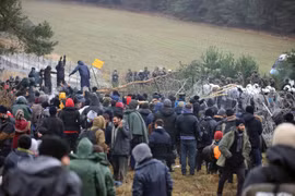Người di cư tại khu vực Grodno, biên giới Belarus-Ba Lan, ngày 8/11/2021. (Ảnh: AFP/TTXVN)