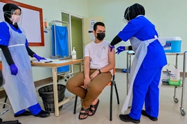 Tiêm vaccine phòng COVID-19 cho nhân viên y tế tại bệnh viện ở Sungai Buloh, gần Kuala Lumpur, Malaysia, ngày 3/3/2021. (Ảnh: THX/TTXVN)
