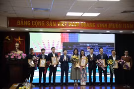 Bộ trưởng Bộ Thông tin và Truyền thông Nguyễn Mạnh Hùng và Bí thư thứ nhất Trung ương Đoàn Nguyễn Anh Tuấn trao giải cho các tác giả đạt giải Nhất. (Nguồn: laodong.vn)