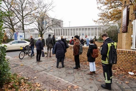 Người dân xếp hàng chờ tiêm vaccine ngừa COVID-19 tại Berlin, Đức ngày 12/11/2021. (Ảnh: THX/TTXVN)