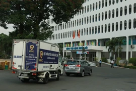 Xe chở vaccine phòng COVID-19 về Bệnh viện Bệnh Nhiệt đới Thành phố Hồ Chí Minh. (Ảnh: Đinh Hằng/TTXVN)