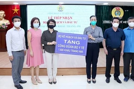 Bộ Kế hoạch và Đầu tư trao tặng 1.600 khẩu trang 3M cho cán bộ y tế tuyến đầu tham gia phòng chống dịch COVID-19. (Nguồn: dangcongsan.vn)