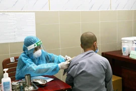 Một chư Ni tình nguyện tham gia hỗ trợ tuyến đầu chống dịch được tiêm vaccine phòng COVID-19 tại Bệnh viện quận 11. (Ảnh: Xuân Khu/TTXVN)
