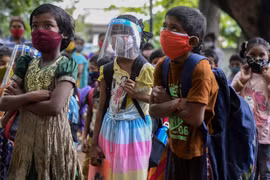 Học sinh Ấn Độ trong ngày tựu trường tại Hyderabad, ngày 1/9/2021. (Ảnh: AFP/TTXVN)