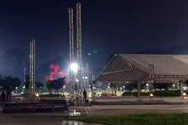 Đơn vị tổ chức đang tháo dỡ một số hạng mục tối 21/11. (Ảnh: TTXVN phát)