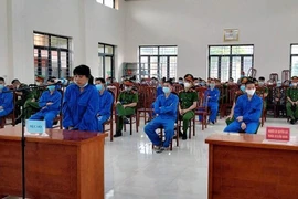 Nguyễn Thị Vui cùng đồng phạm tại phiên tòa. (Ảnh: TTXVN phát)