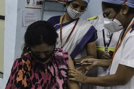 Nhân viên y tế tiêm vaccine phòng COVID-19 cho người dân tại Mumbai, Ấn Độ, ngày 16/1/2021. (Ảnh: THX/TTXVN)