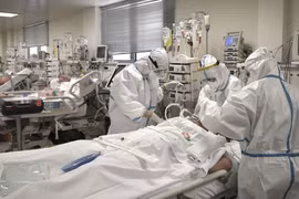Nhân viên y tế điều trị cho bệnh nhân COVID-19 tại bệnh viện ở Athens, Hy Lạp. (Ảnh: AFP/TTXVN)