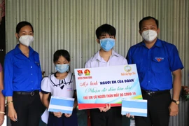 Ban Thường vụ Tỉnh đoàn Đồng Tháp đã đến chia sẻ, động viên và nhận đỡ đầu lâu dài cho 2 anh em Nguyễn Thanh Trọng (sinh năm 2007, trú tại ấp Tân Thuận B, xã Tân Phú, huyện Thanh Bình). (Ảnh: Chương Đài/TTXVN)