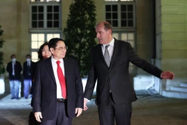 Thủ tướng Pháp Jean Castex đón Thủ tướng Phạm Minh Chính. (Ảnh: Dương Giang/TTXVN)