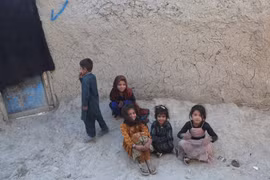 Trẻ em Afghanistan sống trong khu trại tạm để tránh xung đột ở thủ đô Kabul, ngày 31/5/2021. (Ảnh: THX/TTXVN)