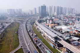 Nhà ga trên cao tuyến metro số 1 nằm song song với Xa lộ Hà Nội. (Ảnh: Tiến Lực/TTXVN)