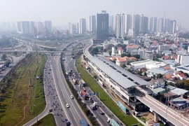 Nhà ga trên cao tuyến metro số 1 nằm song song với Xa lộ Hà Nội. (Ảnh: Tiến Lực/TTXVN)