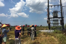 Lực lượng cứu hỏa dập tắt đám cháy ở trạm biến áp. (Nguồn: laodong.vn)