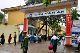 Học sinh trường Trung học phổ thông Chu Văn An thực hiện cách ly tại trường. (Ảnh: Thu Hằng/TTXVN)