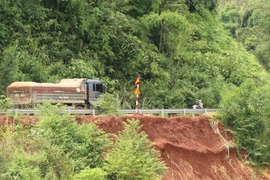 Vị trí Km 18+600 phần taluy âm tuyến ĐT 755B đoạn qua địa bàn xã Đăng Hà, huyện Bù Đăng, Bình Phước bị sạt lở ăn vào mép mặt đường gây nguy hiểm cho người và phương tiện tham gia giao thông. (Ảnh: Sỹ Tuyên/TTXVN)