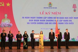 Phó Chủ tịch nước Võ Thị Ánh Xuân trao Huân chương Độc lập hạng Ba cho Công đoàn Giáo dục Việt Nam. (Ảnh: Thanh Tùng/TTXVN)