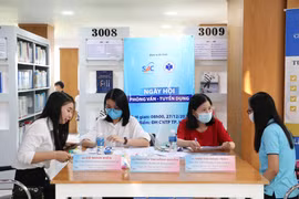 Các sinh viên lắng nghe tư vấn từ đại diện doanh nghiệp về yêu cầu và quy trình tuyển dụng. Ảnh chụp tháng 12/2020. (Nguồn: TTXVN)