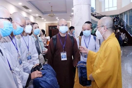 Thượng tọa Thích Nhật Từ, Phó Viện trưởng Thường trực Học viện Phật học Việt Nam tại Thành phố Hồ Chí Minh, Trưởng nhóm điều phối tình nguyện Phật giáo dặn dò các tình nguyện viên Phật giáo trước lúc lên đường. (Ảnh: Xuân Khu/TTXVN)