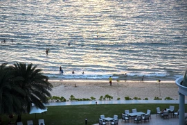 Du khách tắm biển ở Bãi Dài, xã Gành Dầu, thành phố đảo Phú Quốc (Kiên Giang). (Ảnh: Hồng Đạt/TTXVN)