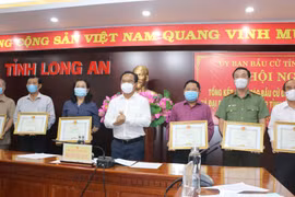 Ông Nguyễn Văn Được, Ủy viên Trung ương Đảng, Bí thư Tỉnh ủy trao Bằng khen cho các cá nhân đã có thành tích tốt trong công tác bầu cử. (Ảnh: Đức Hạnh/TTXVN)