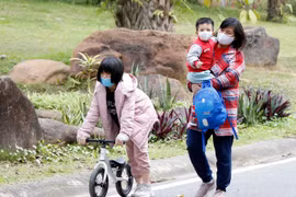 Người dân Việt Nam thực hiện nghiêm túc việc đeo khẩu trang tại nơi công cộng. (Ảnh: Phạm Kiên/TTXVN)