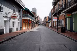 Các cửa hàng đóng cửa do dịch COVID-19 tại New Orleans, bang Louisiana, Mỹ ngày 23/4/2020. (Ảnh: AFP/TTXVN)