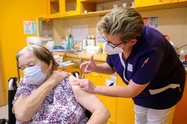Tiêm vaccine ngừa COVID-19 cho người dân tại Ostrava, CH Séc ngày 14/1/2021. (Ảnh: AFP/TTXVN)