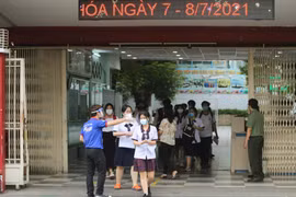 Thí sinh ra về sau khi hoàn thành bài thi Ngoại ngữ Kỳ thi tốt nghiệp THPT đợt 1 năm 2021 tại điểm thi trường trung học cơ sở Collete (quận 3). (Ảnh: Thành Chung/TTXVN)