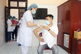 Tiêm vaccine phòng COVID-19 tại điểm tiêm Bệnh viện đa khoa tỉnh Hà Nam. (Ảnh: Nguyễn Chinh/TTXVN)