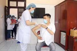 Tiêm vaccine phòng COVID-19 tại điểm tiêm Bệnh viện đa khoa tỉnh Hà Nam. (Ảnh: Nguyễn Chinh/TTXVN)