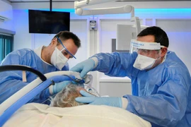 Một bệnh nhân COVID-19 được điều trị trong phòng chăm sóc đặc biệt tại Bệnh viện Maastricht UMC + ở Maastricht, Hà Lan. (Nguồn: Reuters)