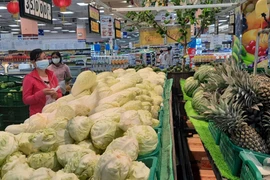 Dứa và rau củ quả bày bán trong siêu thị Co.opmart Cao Lãnh (Đồng Tháp) phục vụ khách hàng. (Ảnh: Nguyễn Văn Trí - TTXVN)