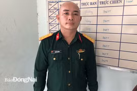 Đối tượng Văn Đức Hùng với bộ đồ quân nhân mua trên mạng để giả danh cán bộ quân đội. (Nguồn: baodongnai.com.vn)