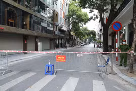 Phong toả tạm thời phố Bùi Thị Xuân, Hà Nội, phục vụ công tác rà soát, kiểm soát dịch COVID-19. (Ảnh: Minh Quyết/TTXVN)
