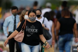 Một người phụ nữ Brazil đeo khẩu trang phòng lây nhiễm COVID-19 tại Brasilia, Brazil, ngày 16/12/2020. (Ảnh: THX/TTXVN)